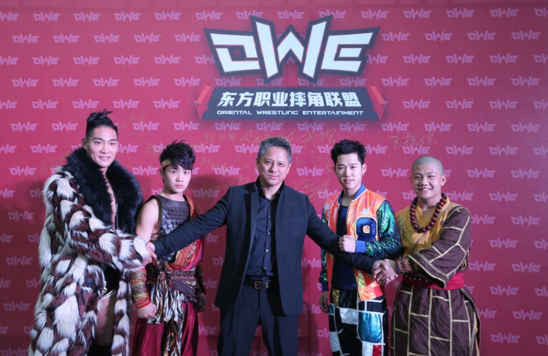 Huayang-Fu-stands-with-A-Ben-Wang-Jin-Tang-Huaqi-Zhao-Yilong-at-OWE-event.jpg